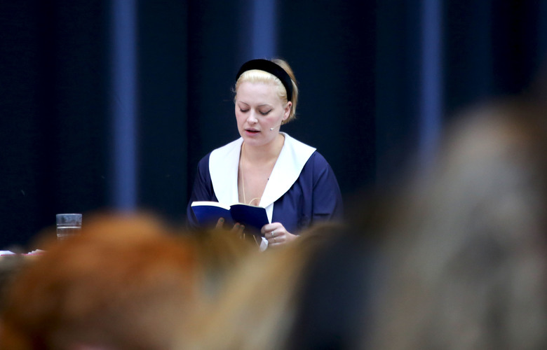 Runa Marie Luth læser