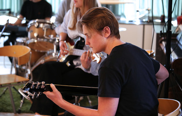 Elev spiller guitar