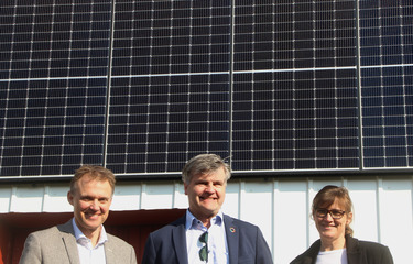 Henrik Bæch, Thomas Lykke og Benedikte Kiær foran solcelleanlægget