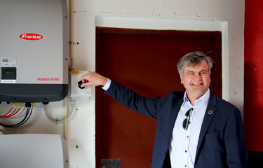 Thomas Lykke Pedersen tænder solcelleanlægget